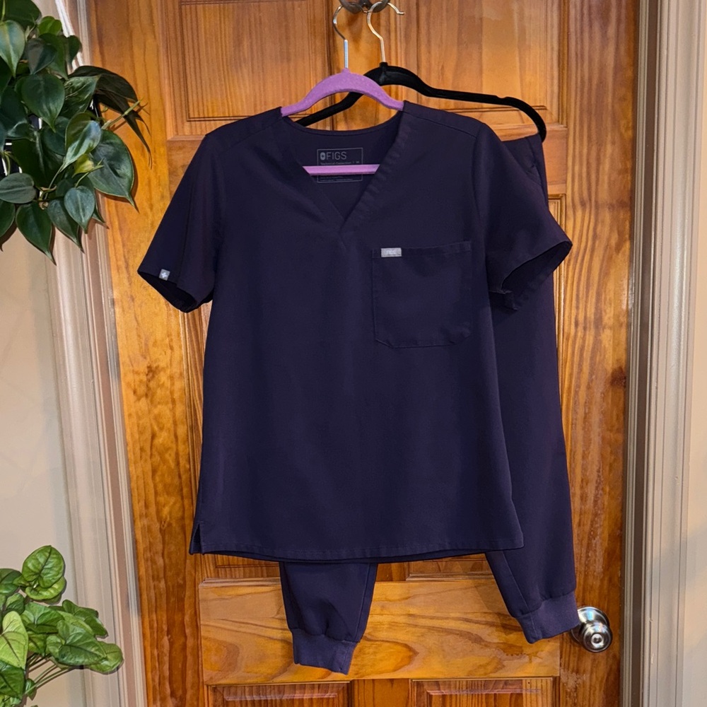 Figs Purple Shadow Scrubs - Zamora jogger (L petite), one pocket top (M)